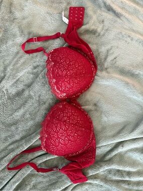 EUC 🎉🎉🎉🎉Victoria's Secret Red Lace Push-Up Bra